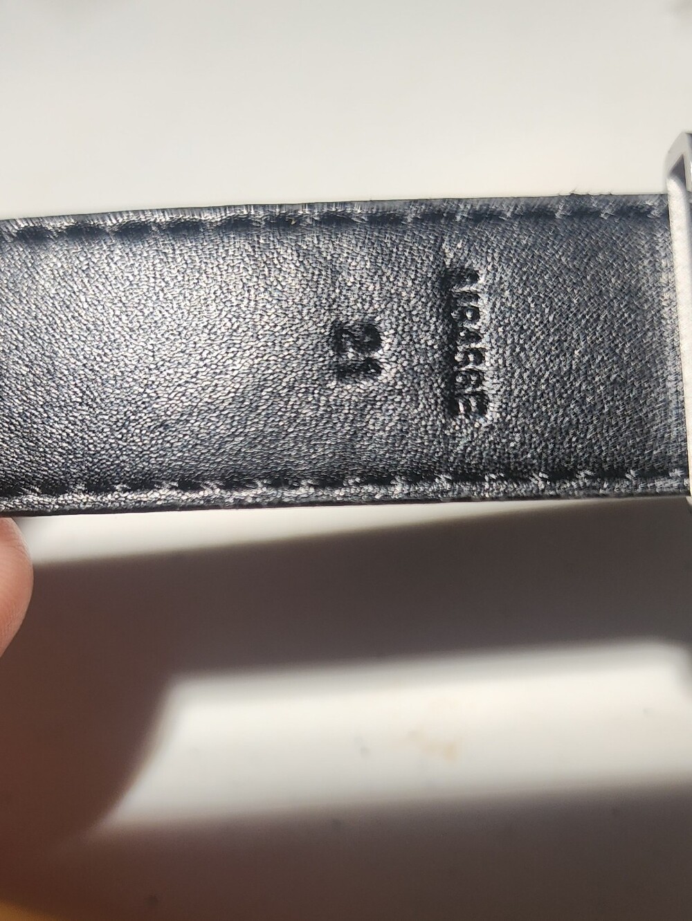 Louis Vuitton Black Leather LV Logo slim Bracelet - Picture 6 of 9